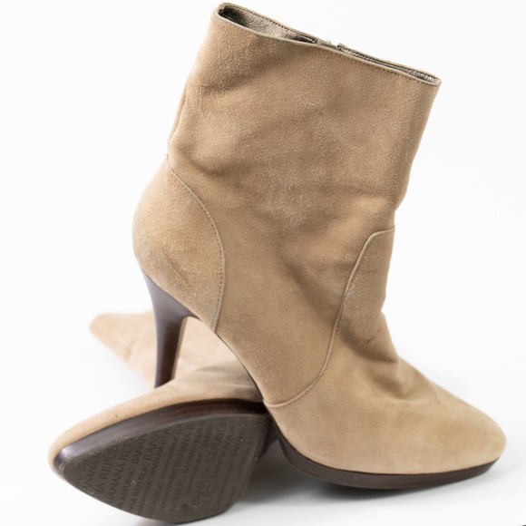 Women's Size 9 Banana Republic Beige Suede Zip Up - Picture 2 of 3